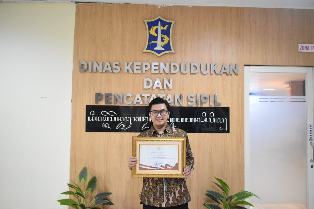 dr. Makhyan Jibril Al-Farabi, M.Sc., M.Biomed., MBA, Sp.JP, FIHA, FACC (Direktur RS KOPRI Pura Raharja) Menerima penghargaan dari Wali Kota Surabaya